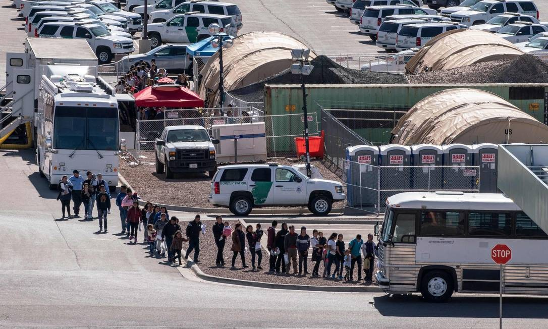 Brasileiros na fila para deportação estão em prisão denunciada por más condições no Novo México