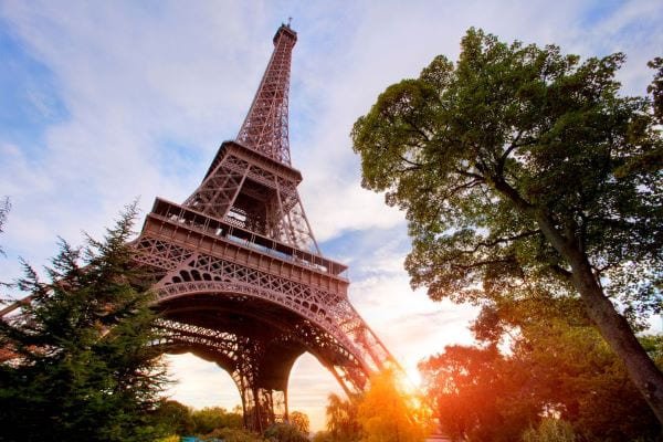 Torre Eiffel, em Paris, é evacuada após ameaça de bomba