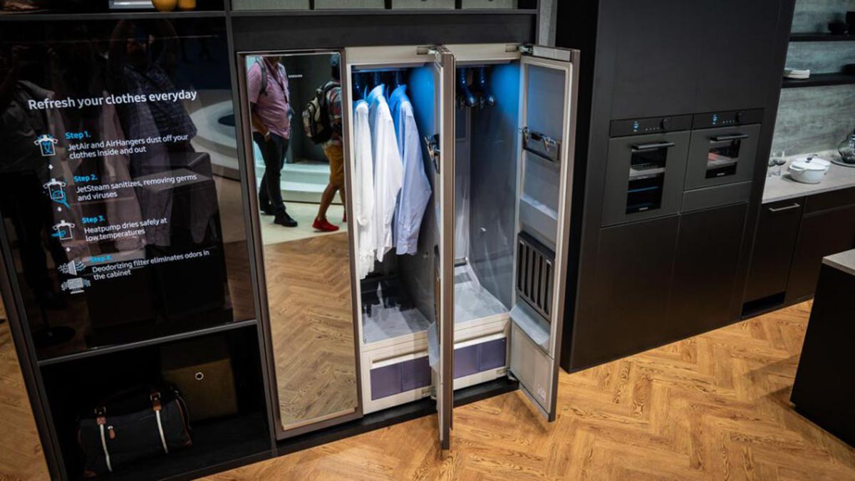 Armário inteligente da Samsung limpa e passa a roupa sozinho