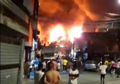 Vídeo: incêndio de grandes proporções atinge indústria química em SP