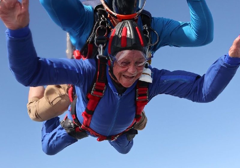 Vovó faz 90 anos e salta de paraquedas para comemorar: “Você só vive uma vez” - Só Notícia Boa