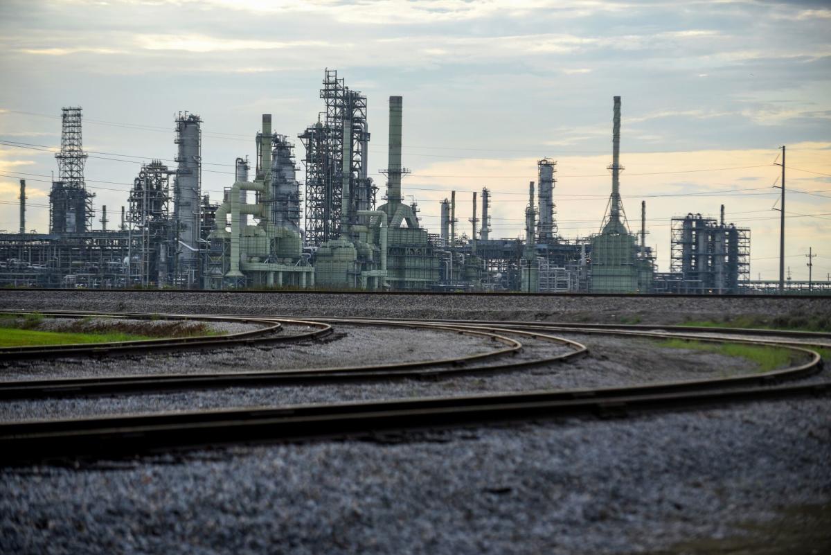 Marathon to Shut Third-Largest US Oil Refinery After Storage Tank Fire