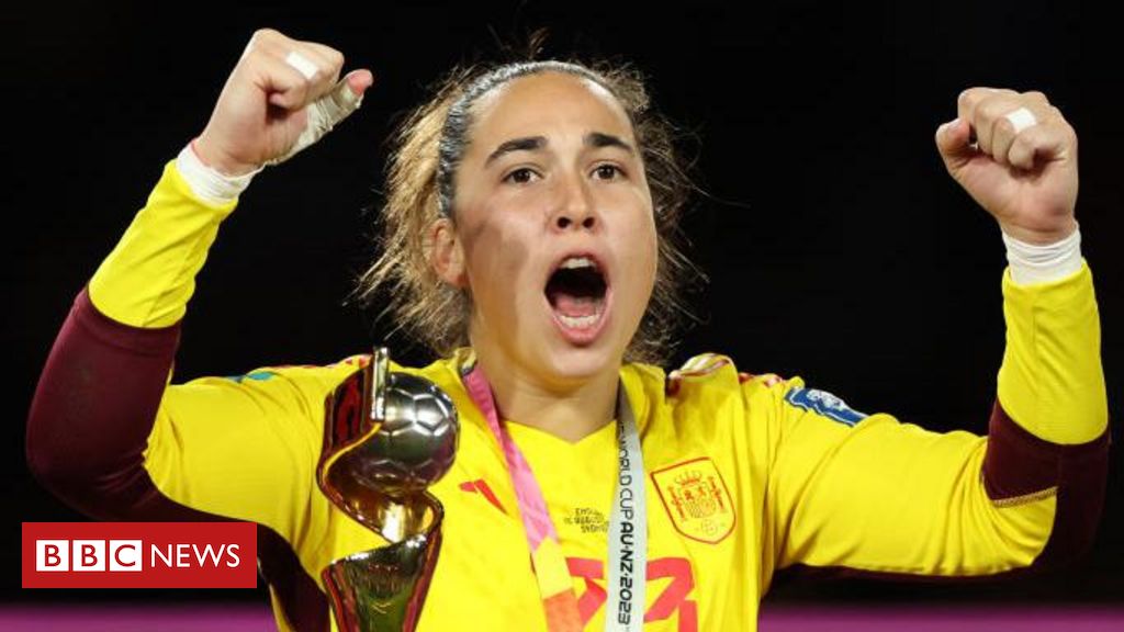 Rubiales e Jenni Hermoso: 'É decepcionante que te parem para perguntar sobre o beijo e não para parabenizar pela Copa do Mundo', diz goleira da Espanha - BBC News Brasil