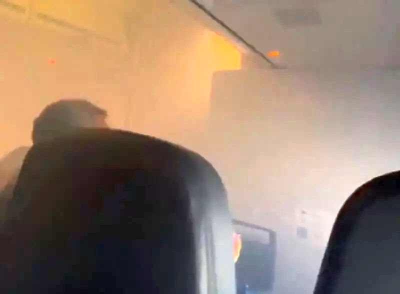 Avião da Gol faz pouso de emergência no Santos Dumont após presença de fumaça a bordo