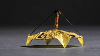 Robôs voadores sem bateria usam técnica parecida com origami para mudar de forma no ar 