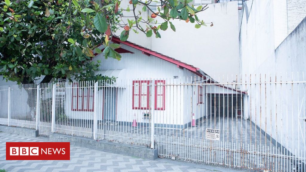 Balneário Camboriú: avaliada em milhões, última casinha de madeira de praia será demolida - BBC News Brasil