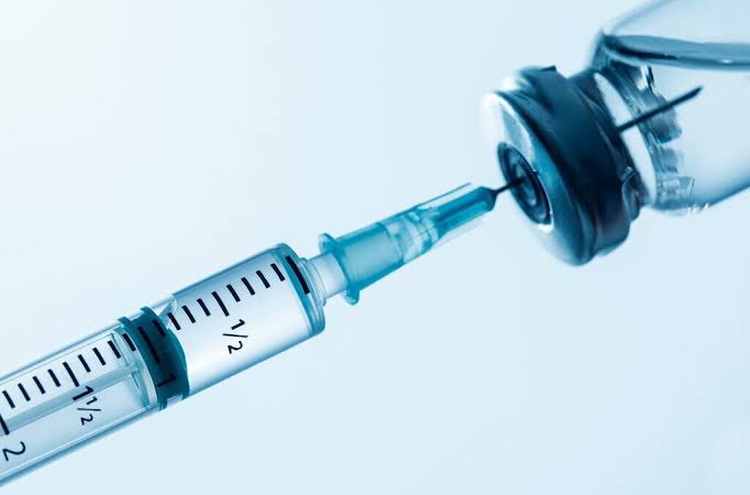 Pfizer informa que vacina traz risco para nascimento de crianças com má formação