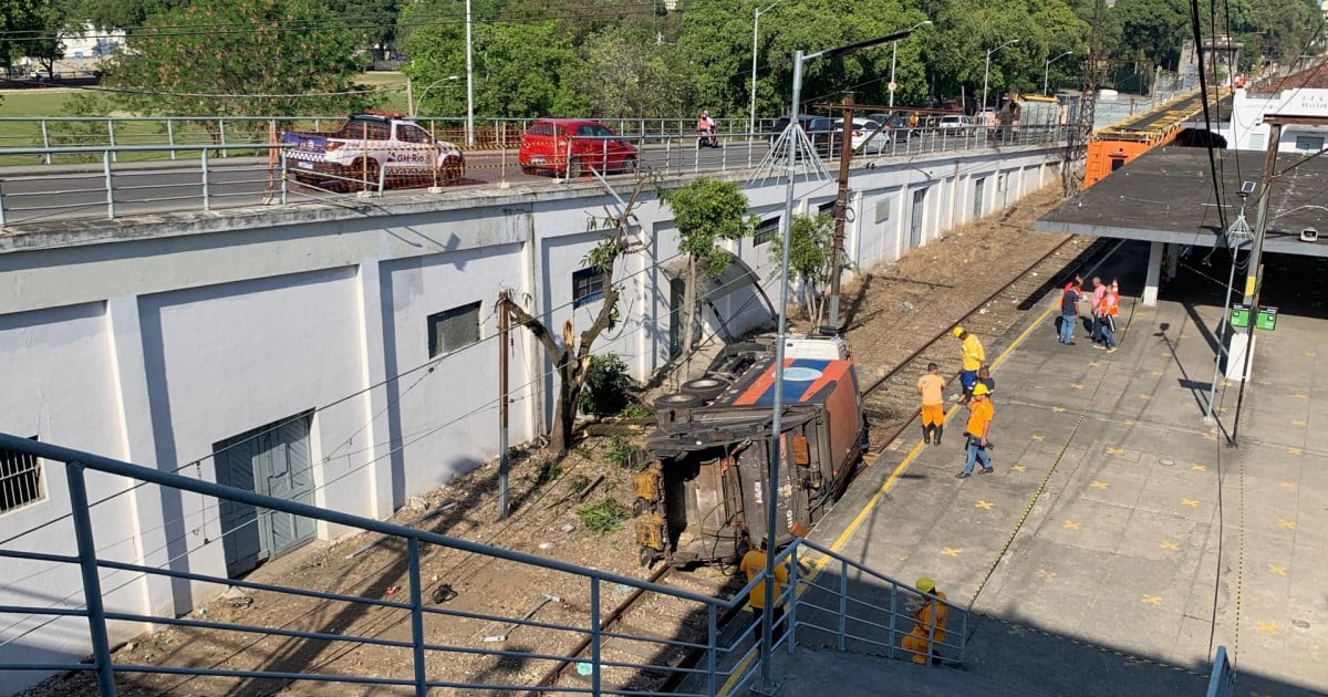 Caminhão da Comlurb cai em linha do trem e deixa motorista ferido