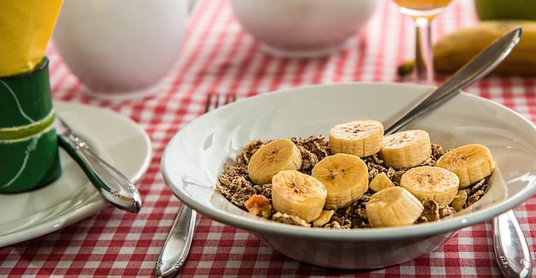 Comece o dia mais leve! Confira 3 alimentos para o café da manhã capazes de diminuir a sensação de ansiedade