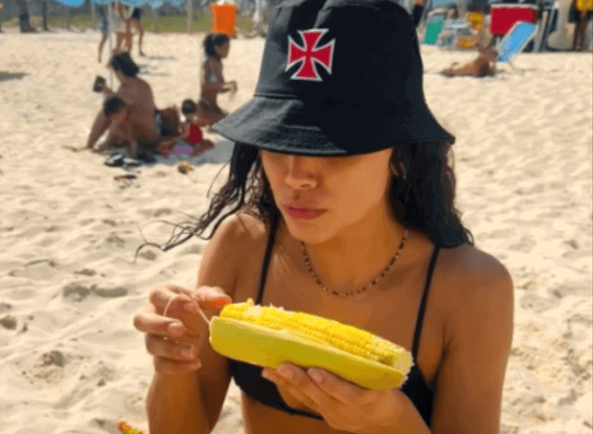 Atriz Giovana Cordeiro surge em praia do Rio com chapéu do Vasco