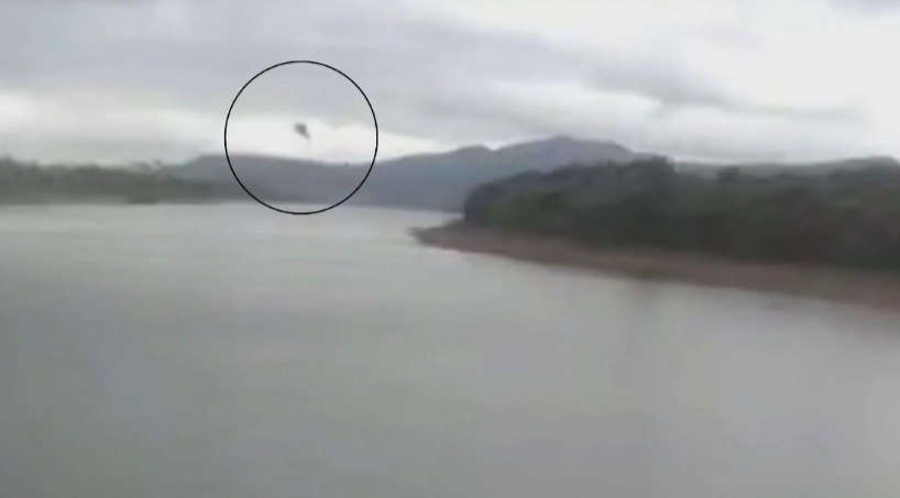 Outro helicóptero cai, tripulante some e mergulhadores estão nas buscas (veja o vídeo)