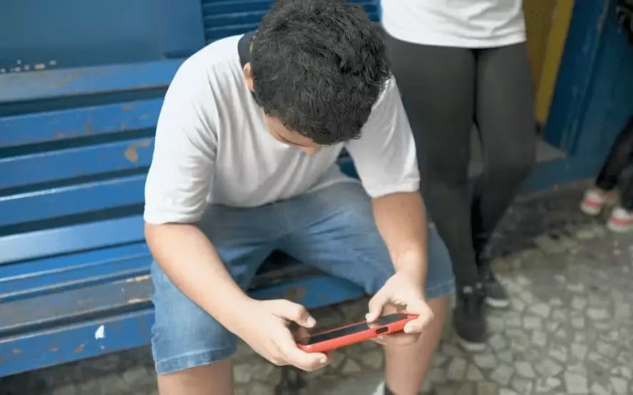 Mais de 80% da população é favorável à proibição do uso de celulares nas escolas do Rio