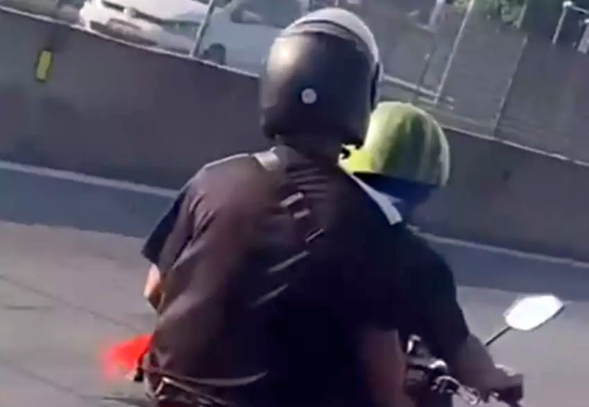Motociclista é flagrado usando melancia como ‘capacete’ em Duque de Caxias