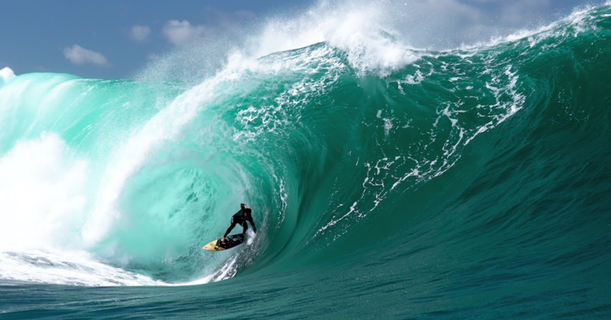 Surfista brasileiro é campeão do desafio de ondas gigantes, em Portugal