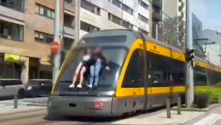 Jovens penduradas na parte exterior do metrô arriscam vida no Porto