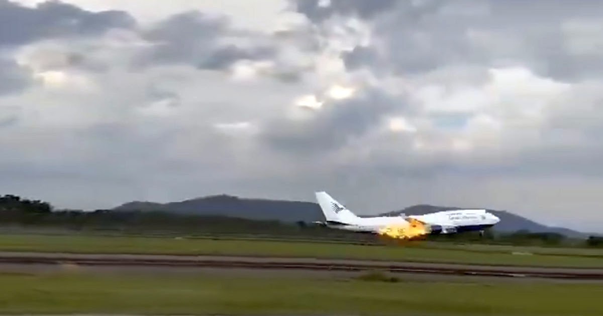 Boeing 747-400 aterrissa de emergência na Indonésia, depois de um dos seus motores se ter transformado numa bola de fogo