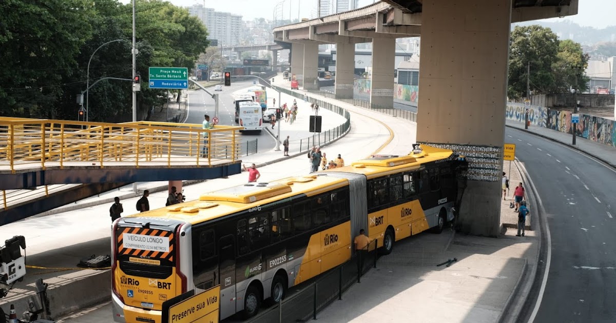 Ônibus do BRT Transbrasil colide com pilastra e deixa feridos