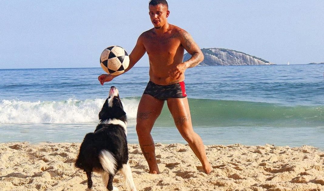 Cão Floki vira estrela do futevôlei no Rio e atrai a imprensa internacional