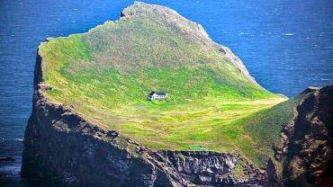 Ilha ao sul da Islândia abriga a casa 'mais isolada do mundo' 