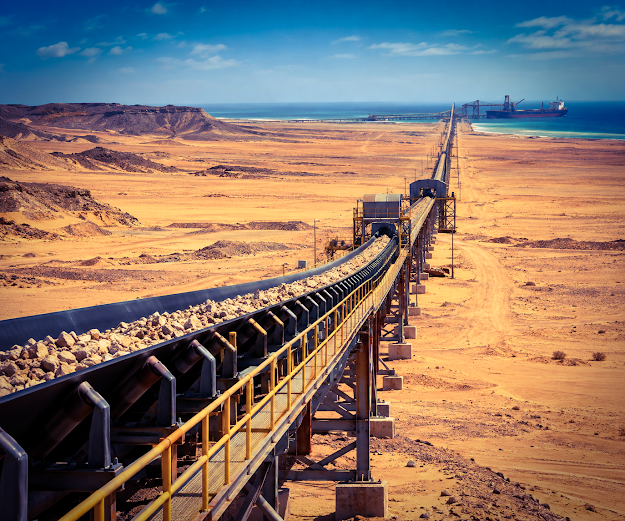 A esteira que atravessa o deserto