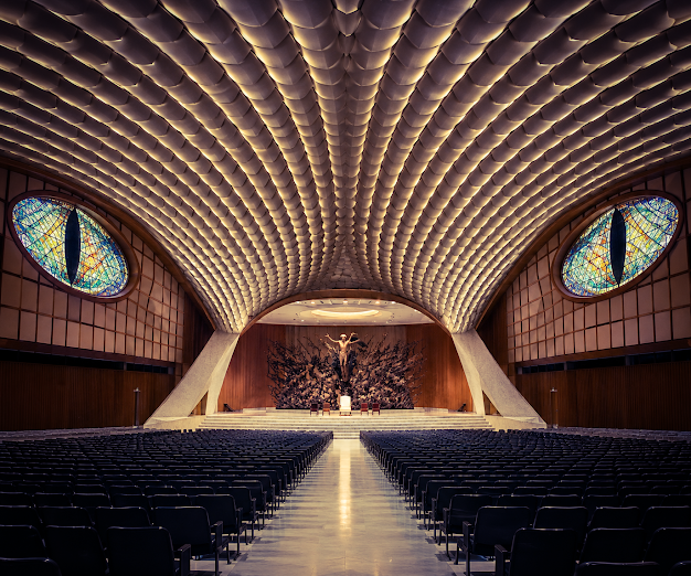 A Sala Paulo VI, no Vaticano: Coincidências ou Recados?