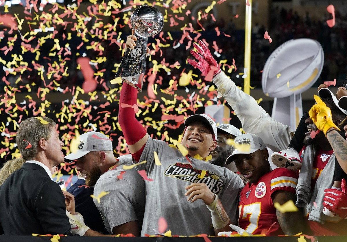 Kansas City Chiefs derruba defesa dos 49ers e volta a ganhar o Super Bowl depois de 50 anos