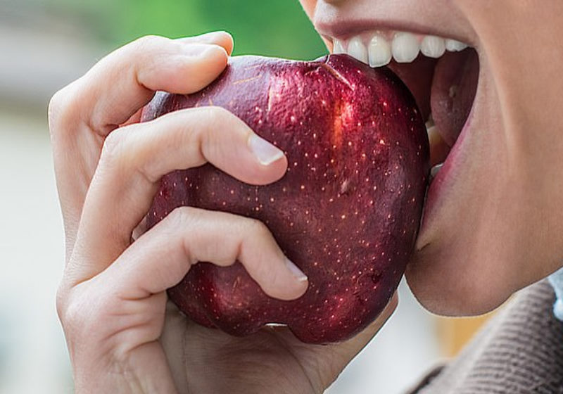 Uma maçã por dia pode reduzir risco de Alzheimer, diz ciência - Só Notícia Boa