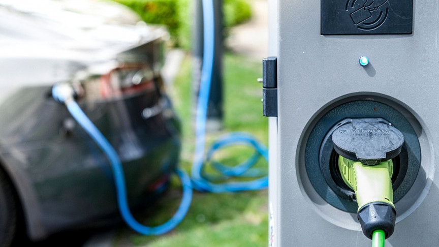 Texan Ford and Tesla Owners Use Their Cars to Power Their Homes