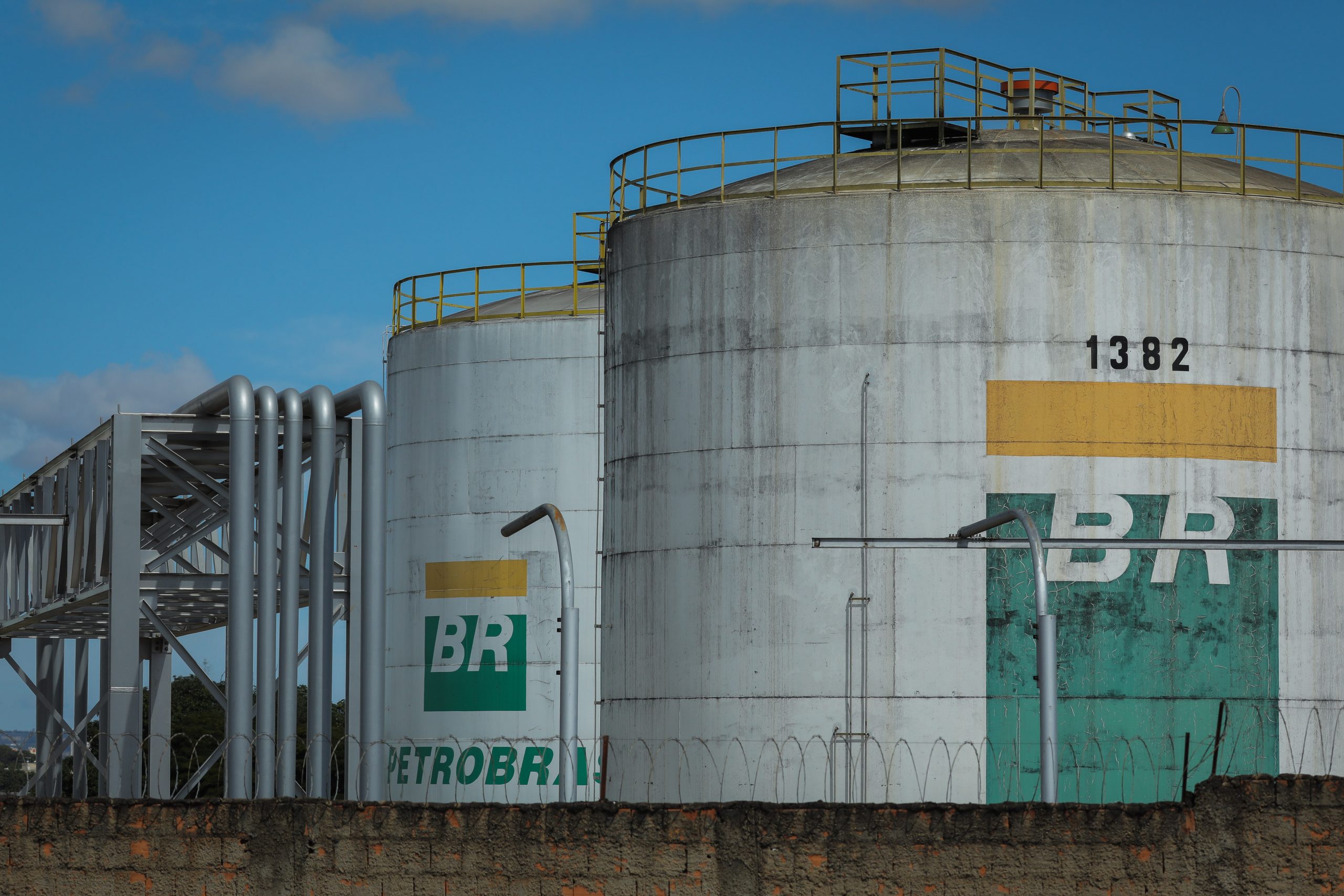 Polícia combate esquema de R$ 2 milhões em furto de petróleo de dutos da Petrobras - Terra Brasil Notícias