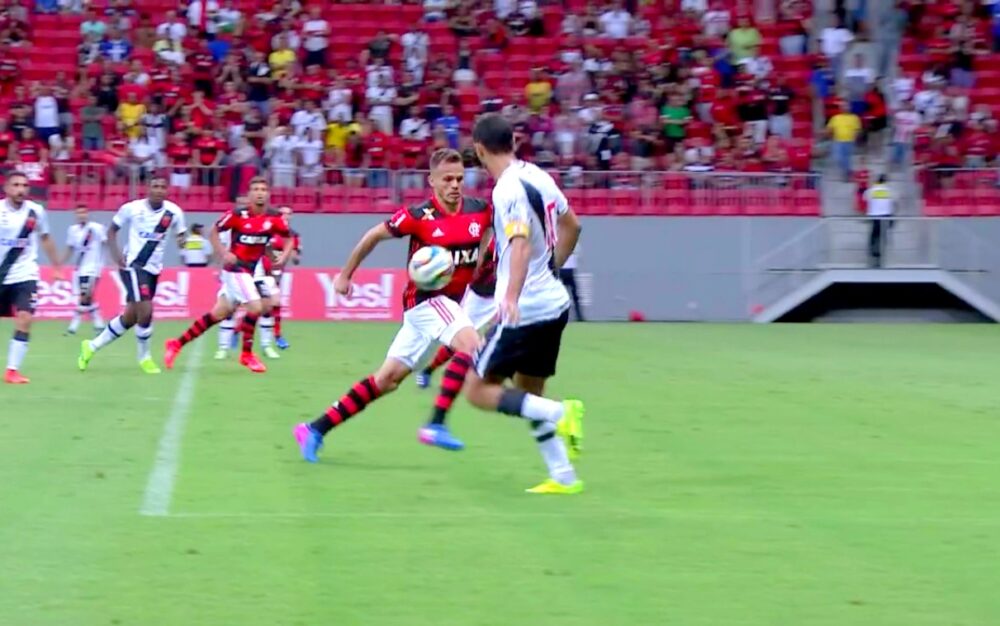 Regra sobre mão na bola é alterada por órgão que regula o futebol