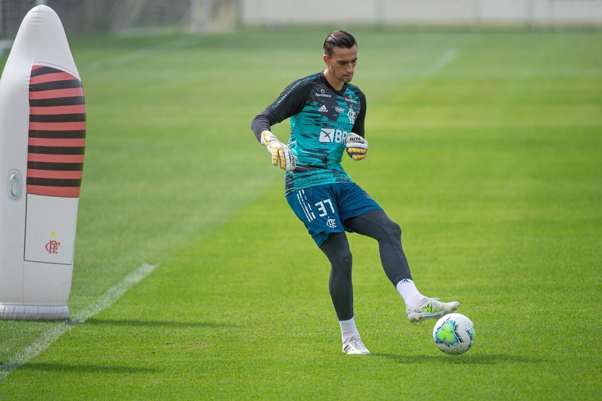 César, do Flamengo, será operado nesta segunda-feira após lesão no joelho