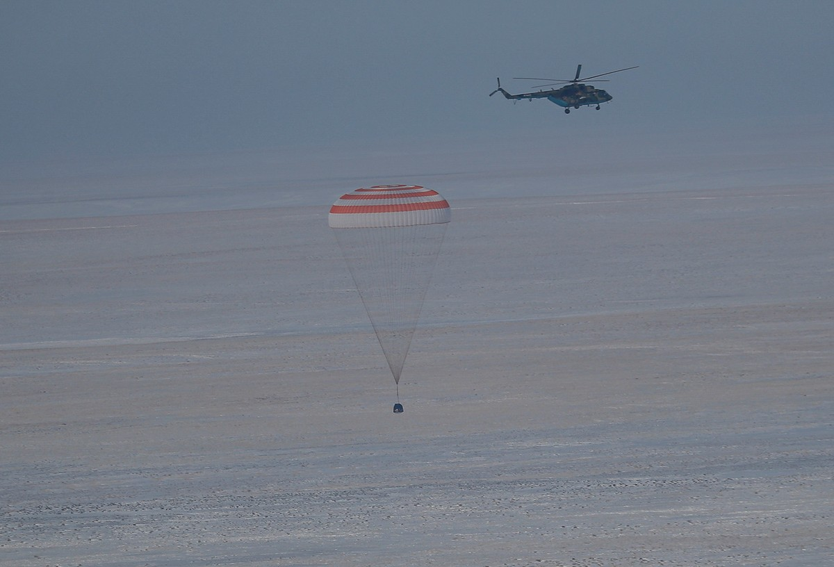 Módulo espacial Soyuz volta à Terra após astronauta americana bater recorde no espaço