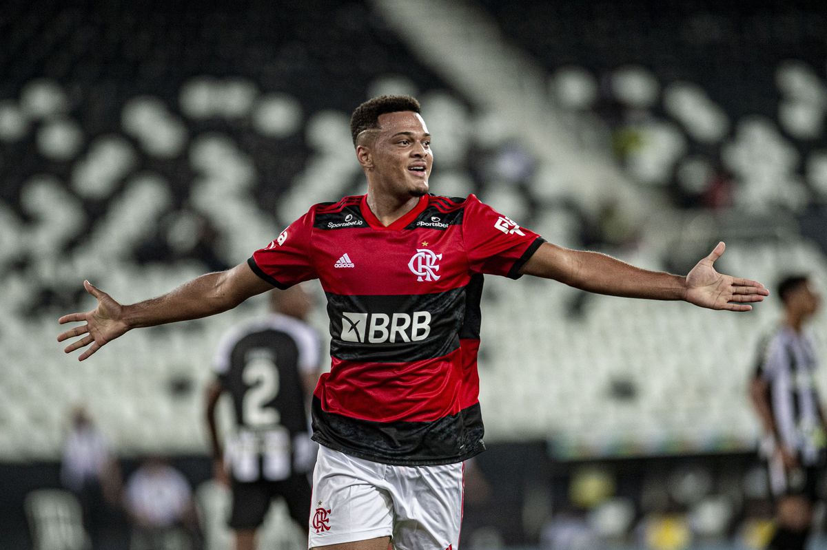 Rodrigo Muniz marca e ajuda Flamengo a derrotar Botafogo