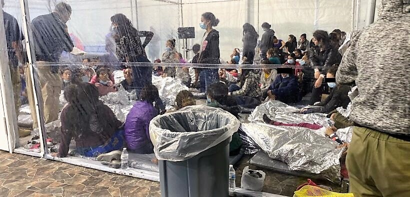 Governo Biden mantém crianças amontoadas em gaiolas e infectadas com a peste
