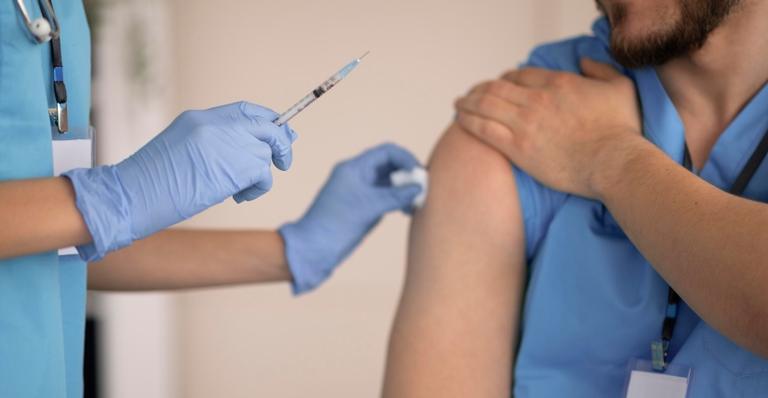 Pela primeira vez, Brasil vacina 1 milhão de pessoas em um dia contra a covid-19