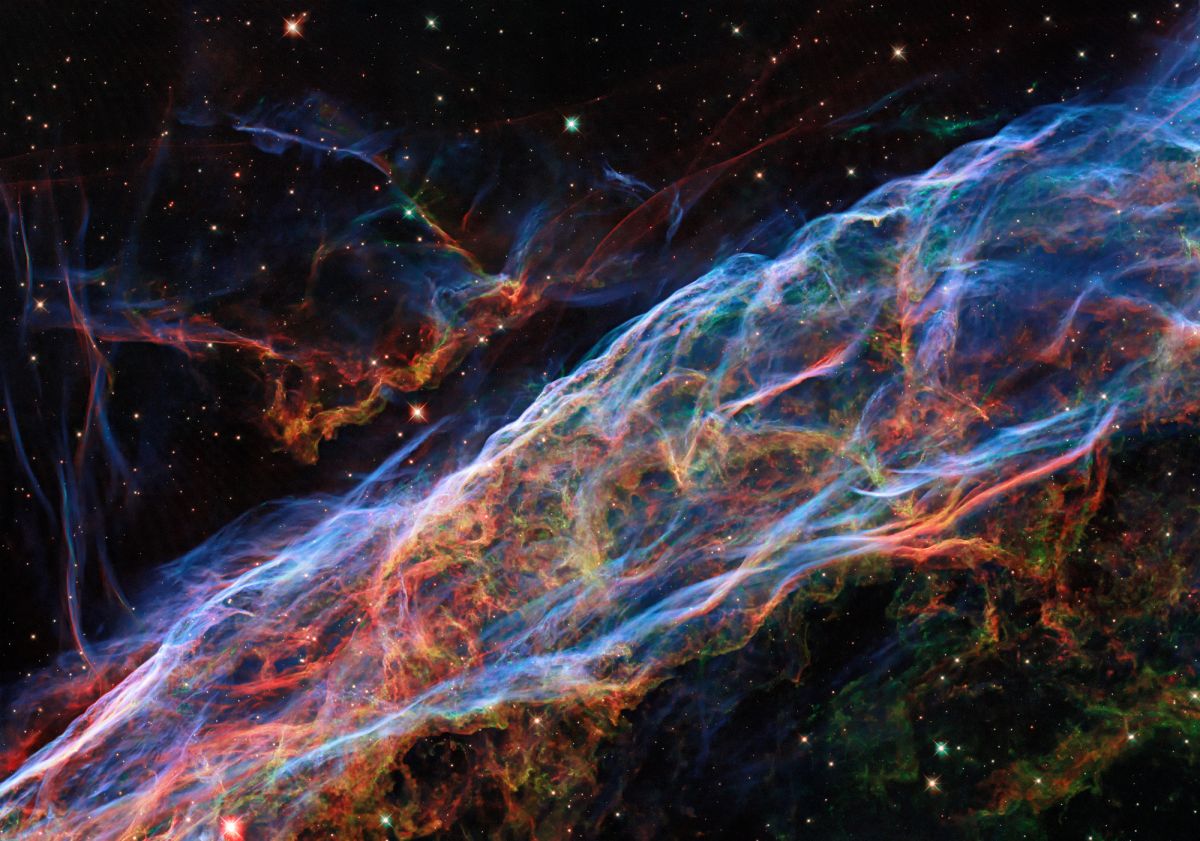 Hubble telescope reveals a gorgeous, detailed new view of the Veil Nebula