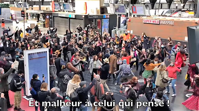 Un nouveau flashmob non masqué contre les mesures sanitaires à gare de l’Est