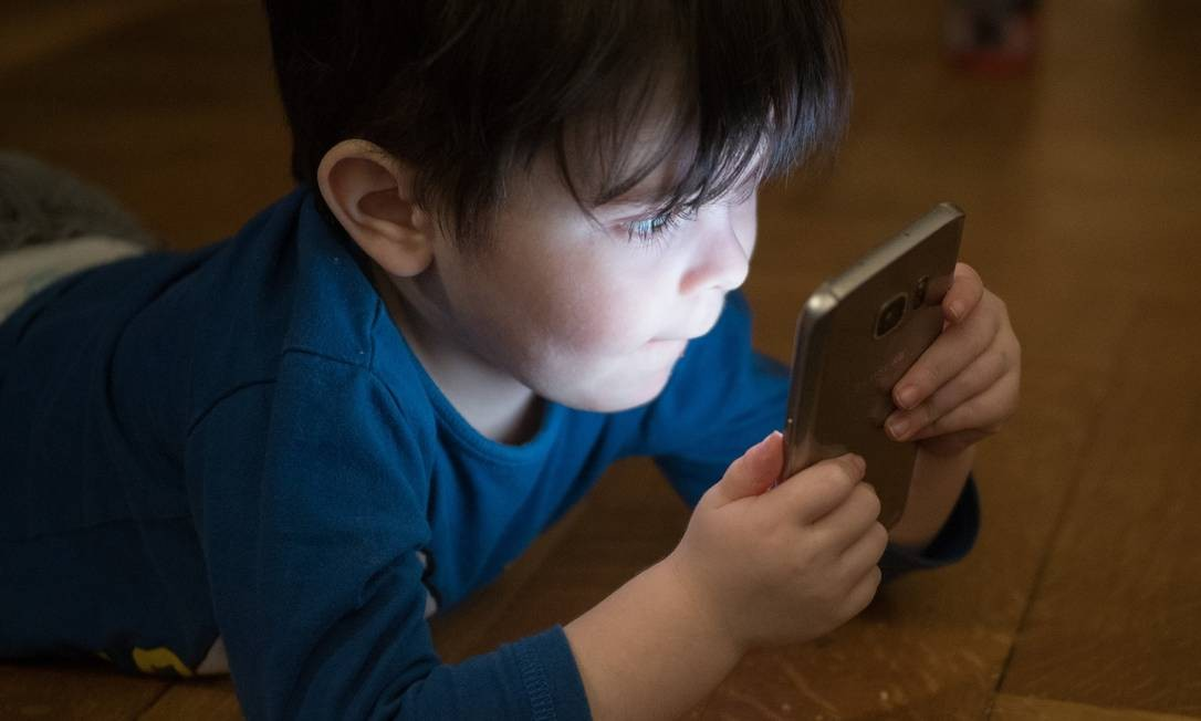 Sociedade Brasileira de Pediatria lança manual com orientações sobre uso de telas e internet
