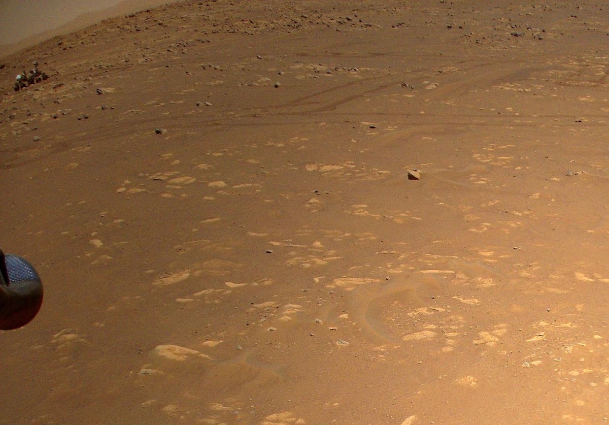 Mars helicopter Ingenuity spots Perseverance rover from the air (photo)