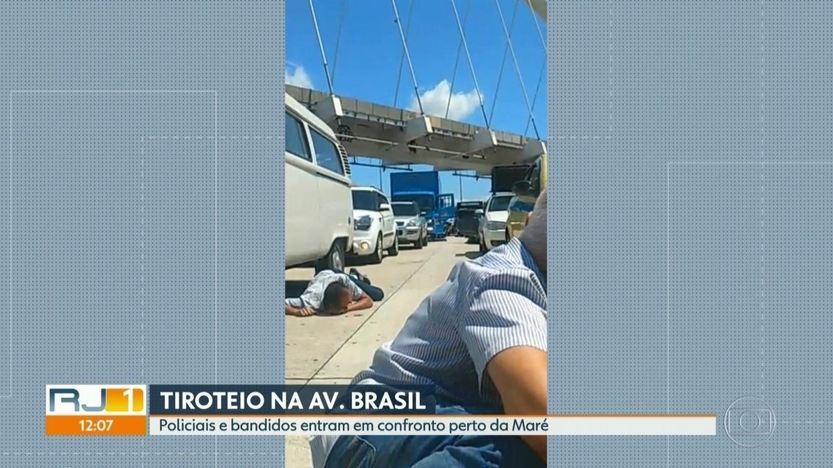 Motoristas deitam no chão durante tiroteio na Avenida Brasil, Zona Norte do Rio