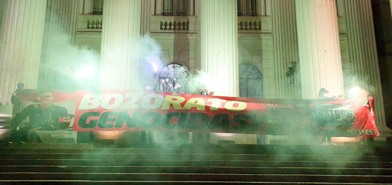 Torcedores organizados fazem ato contra Bolsonaro em Curitiba; presidente aparece com suástica nazista na faixa do protesto | Revista Fórum