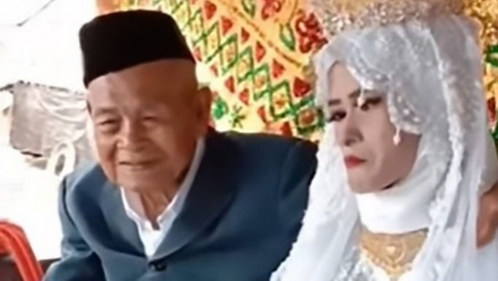 Após pagar dote de R$ 1.600, centenário se casa com jovem 80 anos mais nova