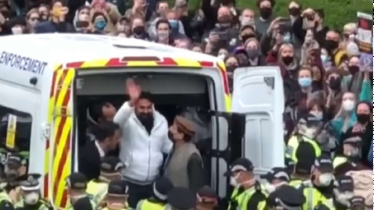 Após 7 horas de protesto, população obriga polícia a soltar migrantes presos na Escócia