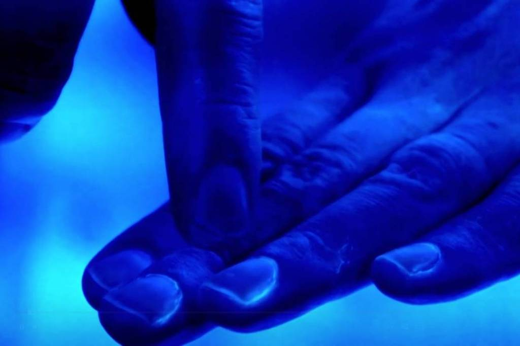 Luz ultravioleta mostra como germes se espalham pelas mãos e como lavagem correta é essencial