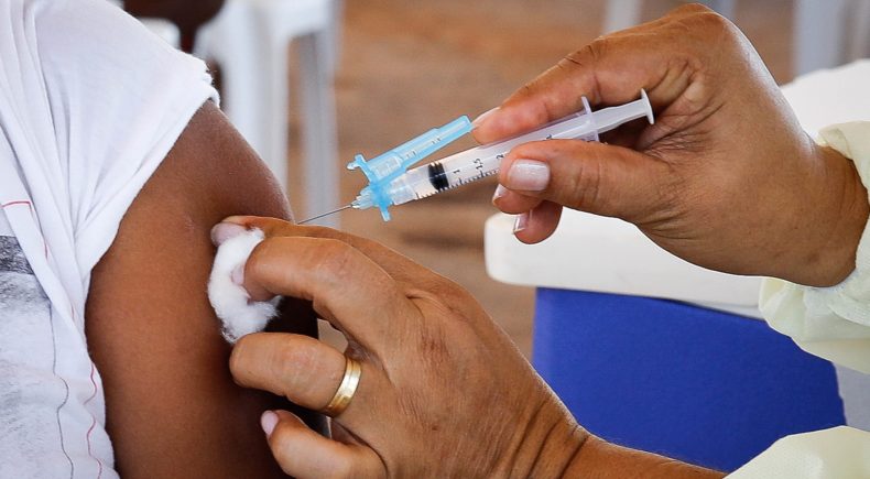 Ritmo acelerado: Brasil avança na vacinação e aplica doses mais que o dobro da média mundial - Terra Brasil Notícias