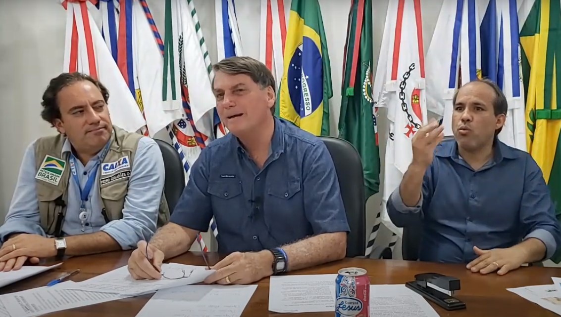 Bolsonaro se irrita com chance de FHC votar em Lula e sugere "dar dinheiro pro MST" invadir suas fazendas | Revista Fórum