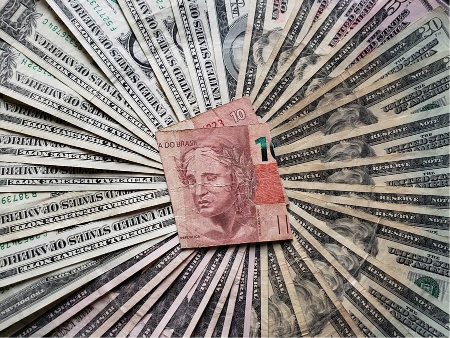 Credit vê dólar até R$ 4,35, mas aponta um fator que pode reverter cenário; JP aposta em recuperação do real