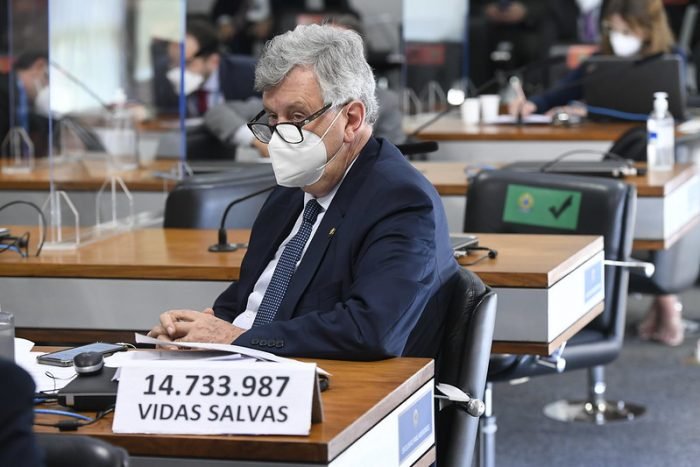Senador exibe placa com número de recuperados, em contraponto a Renan