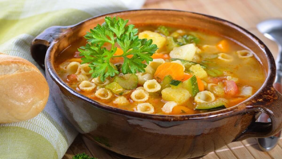 Receita de sopa de macarrão com legumes • Ana Maria Braga