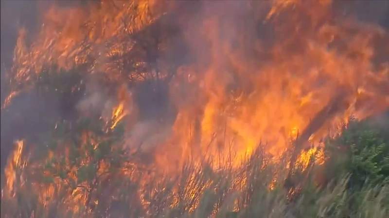 Brush fire in west Miami-Dade burns at least 200 acres; continues to rage
